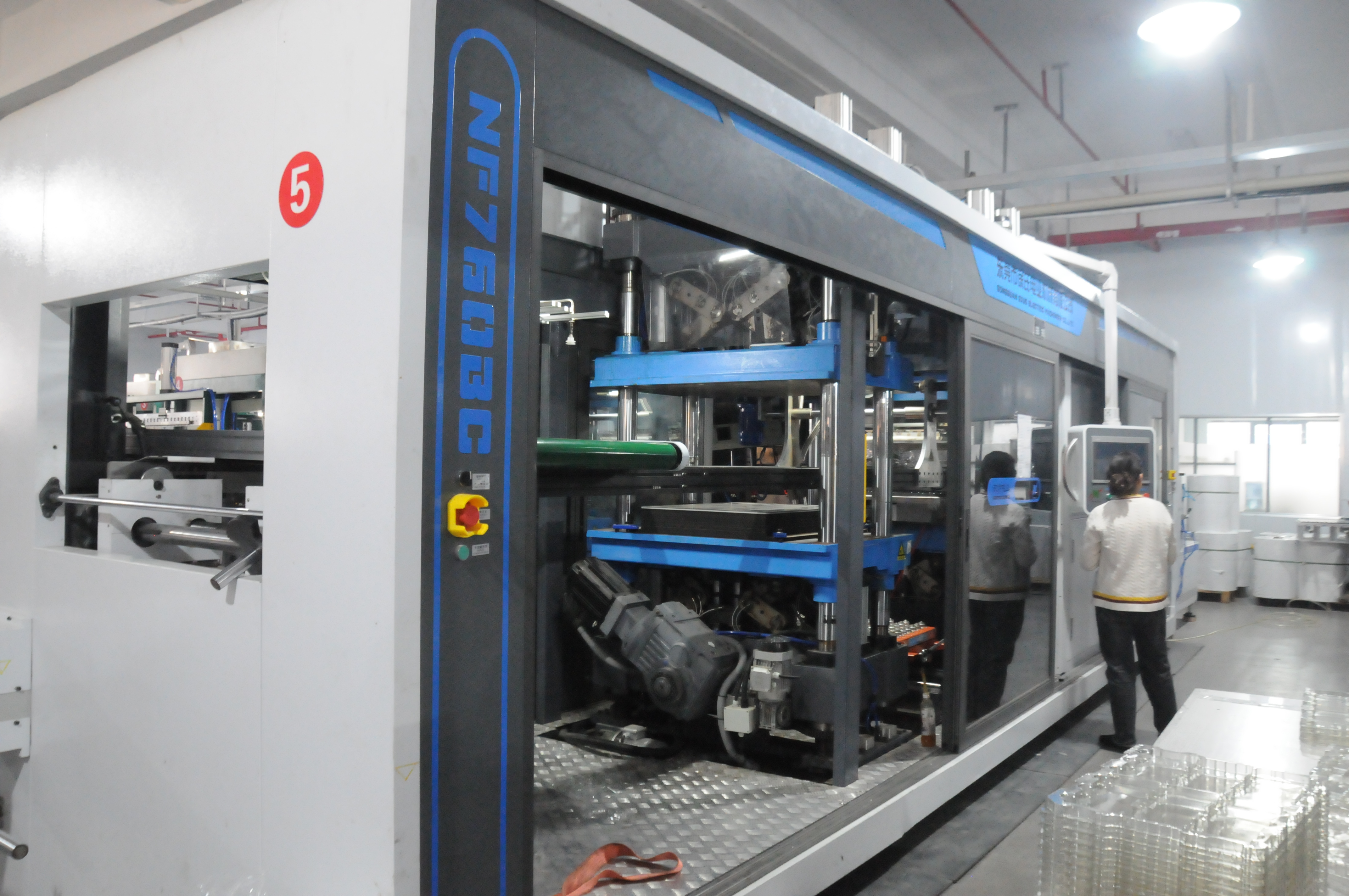 全自动吸塑成型机2