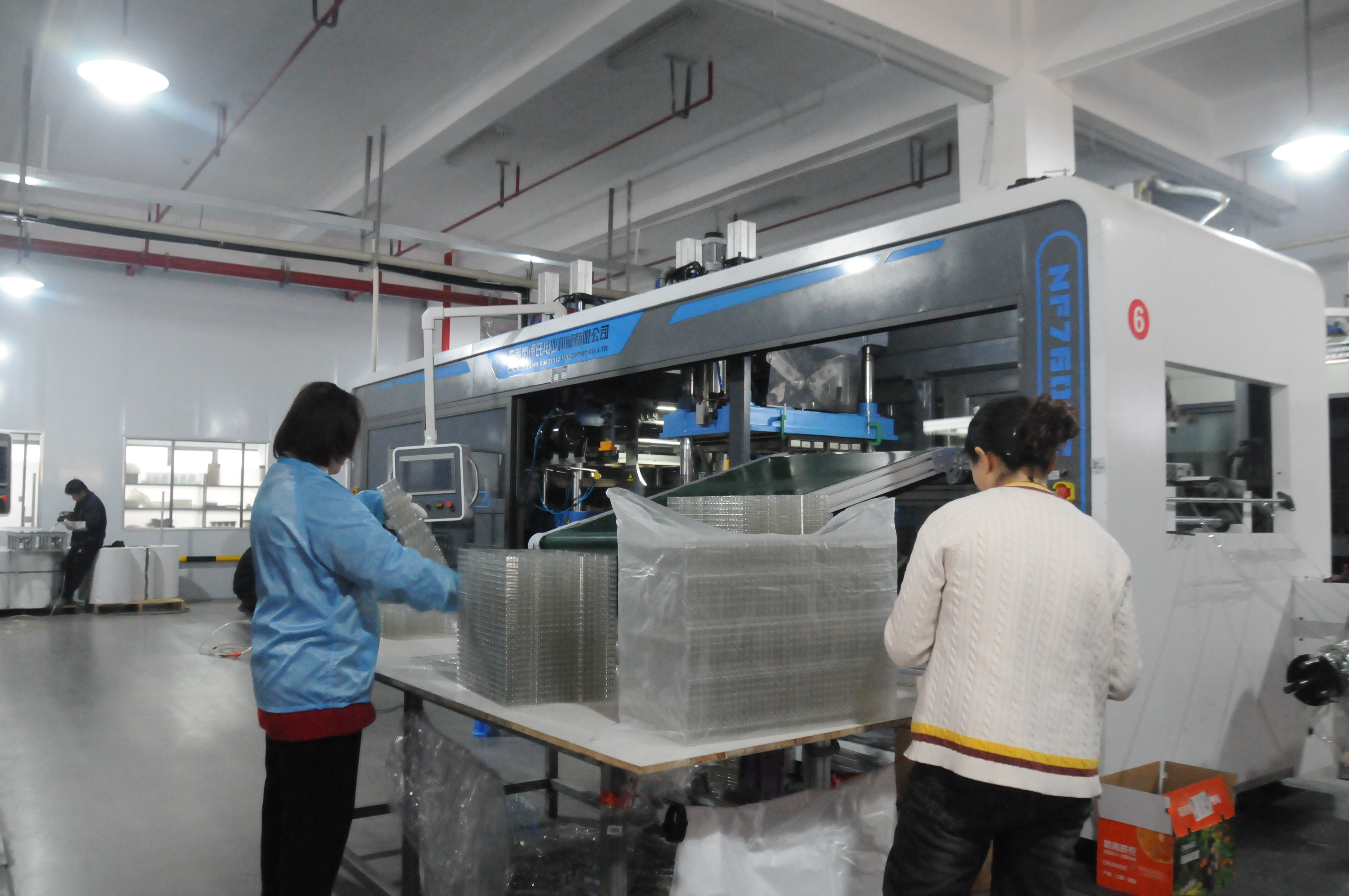 全自动吸塑成型机器1